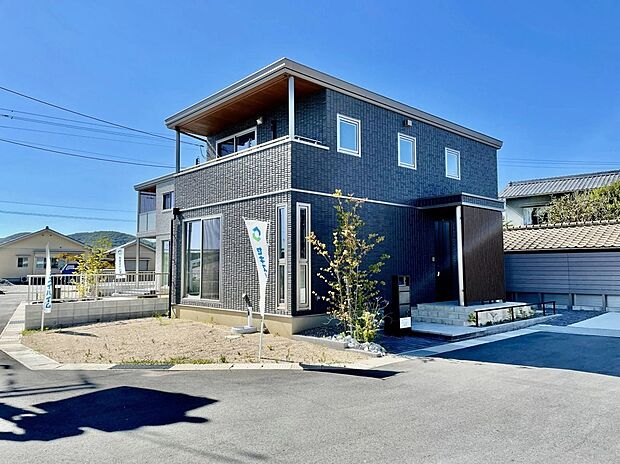 【3号地外観】
深みのあるダークトーンの外観が印象的な、落ち着きある佇まい。玄関まわりの木調アクセントがやさしい温もりを添え、街並みに上品になじむ住まいです。
