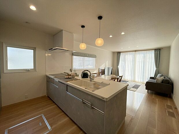 リビング全体が見渡せるオープンキッチンで、家族との会話も自然に弾む空間。安心して家事ができ、温かな光と笑顔あふれる理想のLDKです。※家具・調度品は販売価格に含みません。