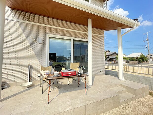 【タイルデッキ】BBQやプールにもおすすめ♪屋根がついているので安心です♪