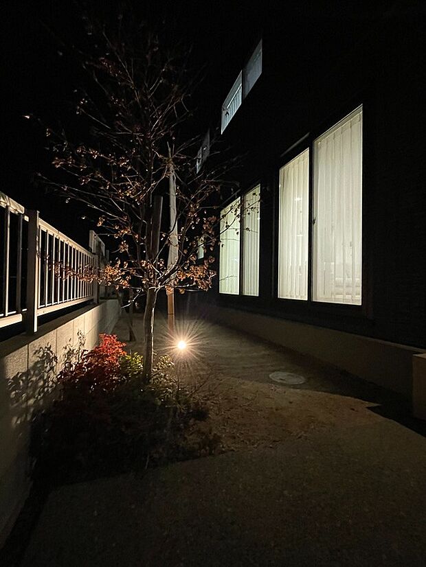 【外観写真4】夜になると植栽がライトアップされます。（2026年4月撮影）