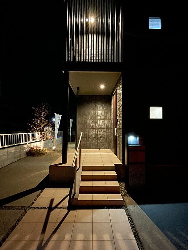 【外観写真5】センサー付きの玄関ライトで、夜暗くなっても手元が見れるので安心！また玄関ステップに手すりがあるので転倒防止に！（2026年4月）