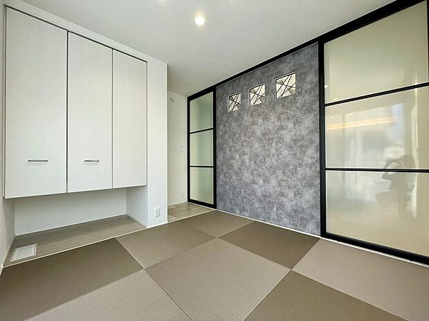 【フレキシブルスペース】縁なし畳とアクセントクロスが、和の温もりとすっきりした印象を両立。吊り収納で足元も広く感じられます。お子さまの遊び場や客間、ワークスペースなど幅広く使える便利な空間です。