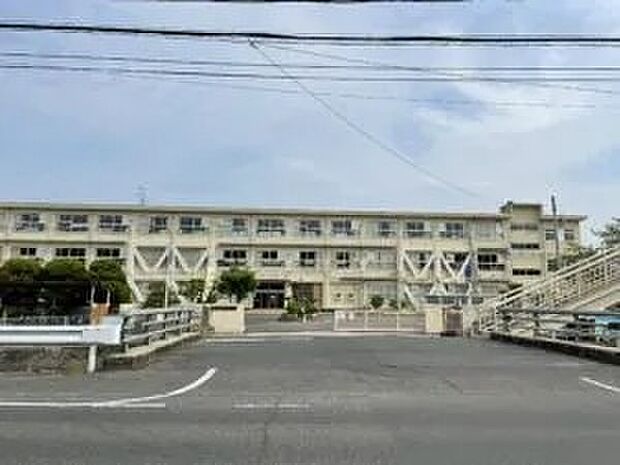 岡山市立富山小学校(約1,040m)