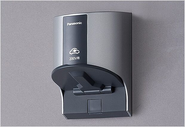 【電気自動車コンセント】(1)電気自動車の充電を自宅で行うこれからの生活。
(2)これから当たり前になるであろう電気自動車の生活に備える。