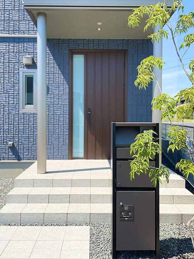 【玄関】不在時でも受け取れる宅配ボックスを設置