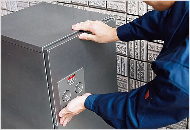 【宅配ボックス】(1)外出中でも荷物が受け取れるので便利。
(2)接触しないで荷物を受け取るニューノーマルな暮らし
※メーカー、仕様により形状等が異なります。