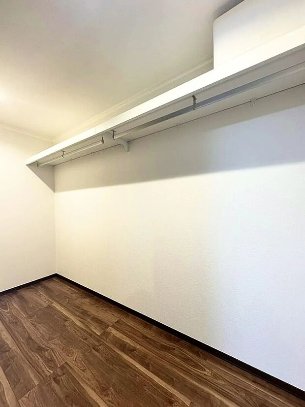 【【10号地収納】】2階には、大容量のウォークインクローゼットを完備。ハンガーポール付きで衣類をすっきりと収納できます。季節物のアイテムやスーツケースなどもまとめて置ける、便利な生活スペースです。