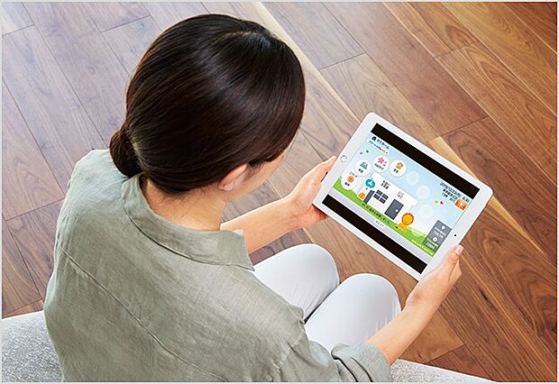 【スマートハイムナビ（HEMS)】(1)電力状況を見える化し、省エネをアドバイス。
(2)空調機器などを外出先からスマホで操作。
(3)外出先からスマホでお風呂のお湯張りを開始。
(4)子どもの帰宅や宅配便をスマホに通知。 ※(2)、(3)、(4) 対象の機種には制限があります。事前にアプリのダウンロードが必要です。