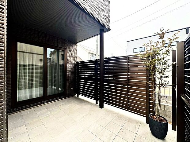 【【10号地庭】】高級感のあるタイルデッキは、プール遊びやBBQ、週末のティータイムなど、多目的に大活躍。土汚れもゴシゴシ洗えてお手入れ簡単です。深い軒のおかげで、天候を気にせず、暮らしの楽しみが広がります。