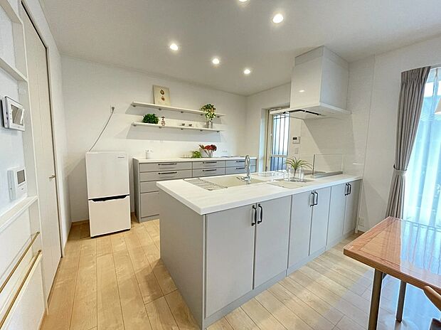 【【9号地キッチン】】豊富な収納と広々ワークトップで、家事効率がアップ。勝手口付きでゴミ出しもスムーズです。機能性とデザインを両立し、毎日の調理を快適にサポートする空間です。