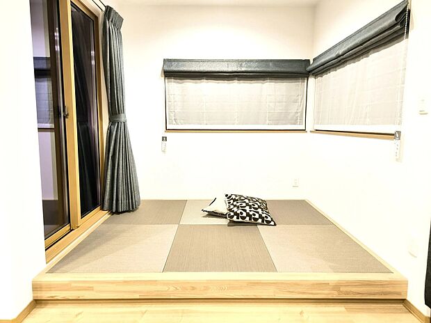 【【10号地フレキシブルスペース】】おもちゃを広げてのびのび遊べる、リビング併設の畳コーナー。段差に腰掛けたり、お昼寝スペースにしたりと多目的に使えます。キッチンからも目が届きやすく、子育て世帯に嬉しい工夫が詰まった空間です。