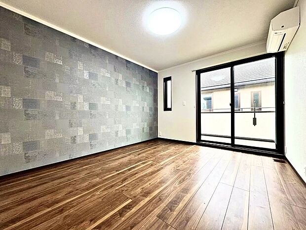 【【10号地洋室】】シックなアクセントクロスがおしゃれさを演出する、主寝室。落ち着いた色調で統一され、一日の疲れを癒やすリラックス空間に。大きな窓からの採光も心地よく、快適です。