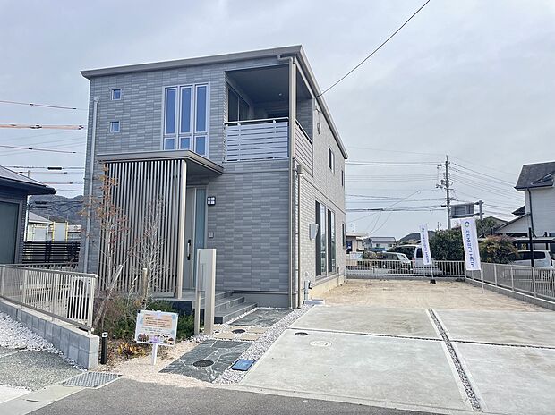 玄関の格子と連想窓がおしゃれな外観です。(2026年2月撮影)