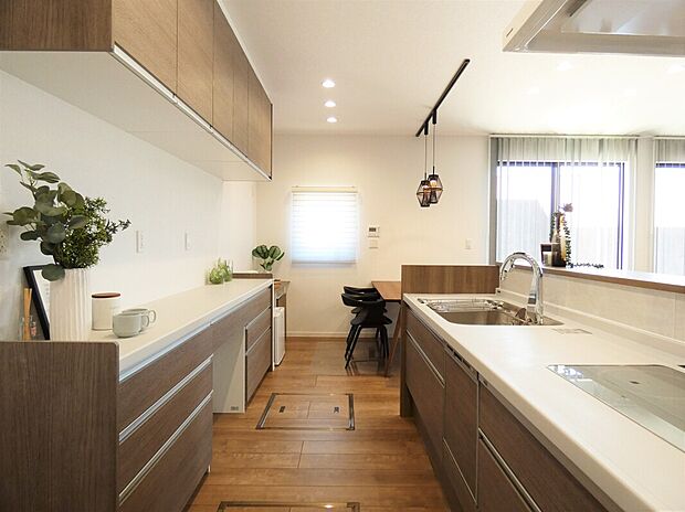 【キッチン】使い勝手のいいシステムキッチンです！※写真掲載の家具は販売価格に含まれます。その他の調度品は販売価格に含まれません。（2025年4月）撮影