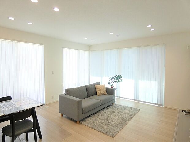 【リビング】大開口で開放的なLDKです。※写真掲載の家具は販売価格に含まれます、その他の調度品は販売価格に含まれません。(2025年7月)撮影