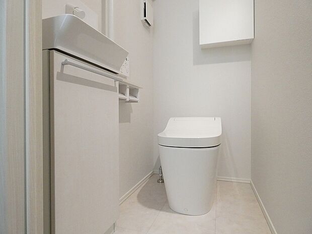 【【1号地】トイレ】1階トイレはタンクレストイレを採用しました。(2025年11月撮影)