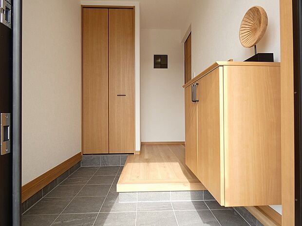 【玄関】タタキ納戸付きの玄関です。(2025年11月撮影)※写真に掲載の調度品は販売価格に含まれません。