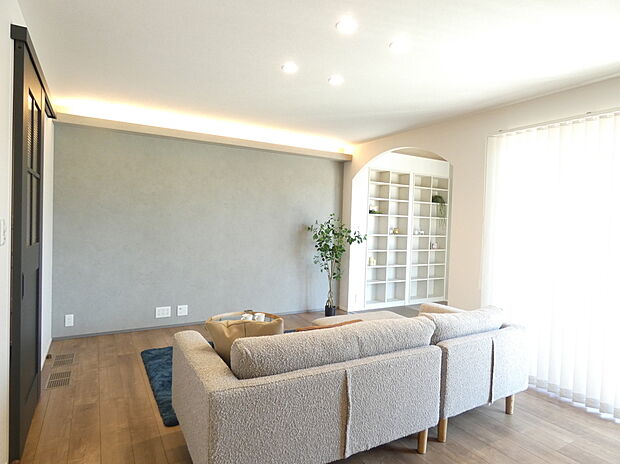 【リビング】間接照明が魅力的なリビングです。※写真に掲載の家具は販売価格に含まれます。その他調度品は含まれません。(2026年4月撮影)