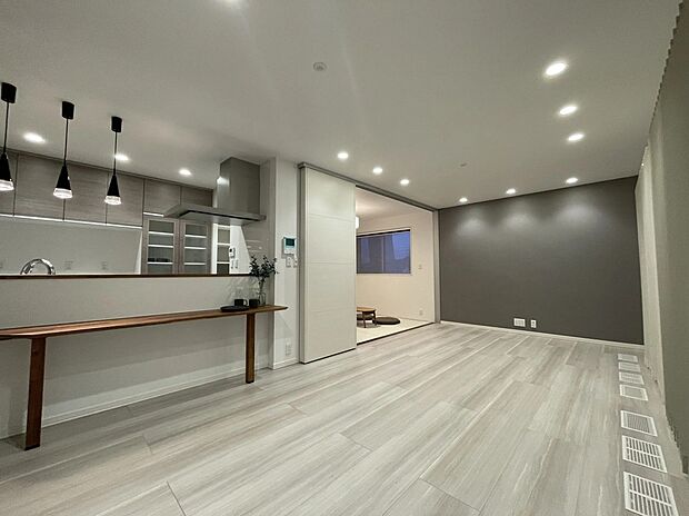 ☆５号地リビング
シンプルで上質なリビング。
明るく落ち着いた雰囲気が、毎日の暮らしをやさしく包みます。