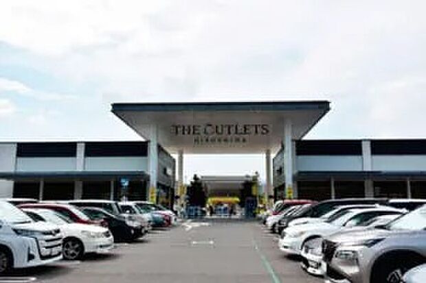 THE OUTLETS HIROSHIMAまで約2.7m（車11～12分）
気軽にショッピングやお出かけを楽しめますね♪