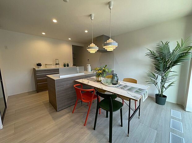 19.9帖のL字型LDKは、空間にメリハリをもたらし、機能性とくつろぎを兼ね備えた上質な住空間を演出します。