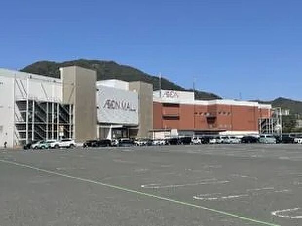 徒歩15分の散歩道。ショッピングに、グルメも♪休日をフルに楽しめるエンターテインメントが、日常のすぐそばに。