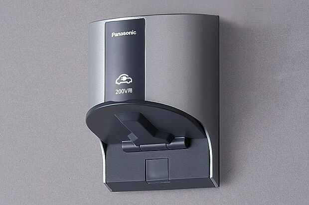 【電気自動車用コンセント】(1)電気自動車の充電を自宅で行うこれからの生活。
(2)これから当たり前になる電気自動車の生活に備える。
(2)ソーラーの電力で自動車を充電できて経済的。