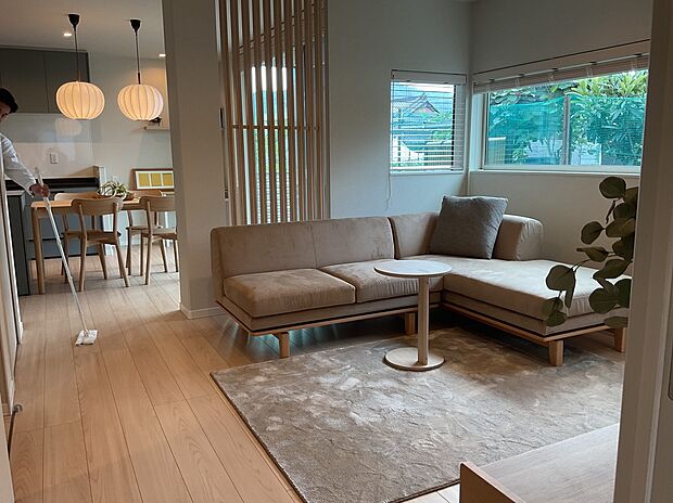 【リビング】10号地 リビング(2025年7月)撮影 格子間仕切りを入れることでジャパンディスタイルを際立たせています。