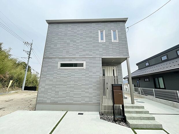 【現地外観写真】★２号地
太陽光発電システム採用◎！毎日の電気を太陽でつくる暮らし♪
18.1畳と広々なリビングでたくさんの会話と笑顔が生まれそうですね。