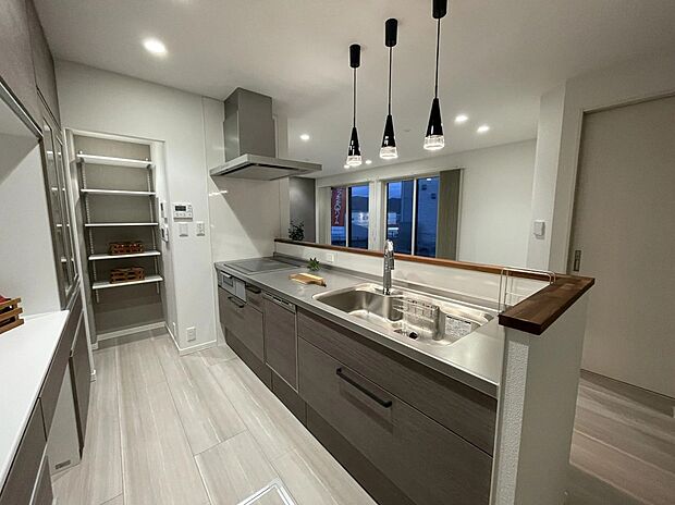 【☆キッチン(５号地)】収納力抜群！調理器具や食器なども収納しやすい！
見た目もスッキリで、お掃除も楽々です♪