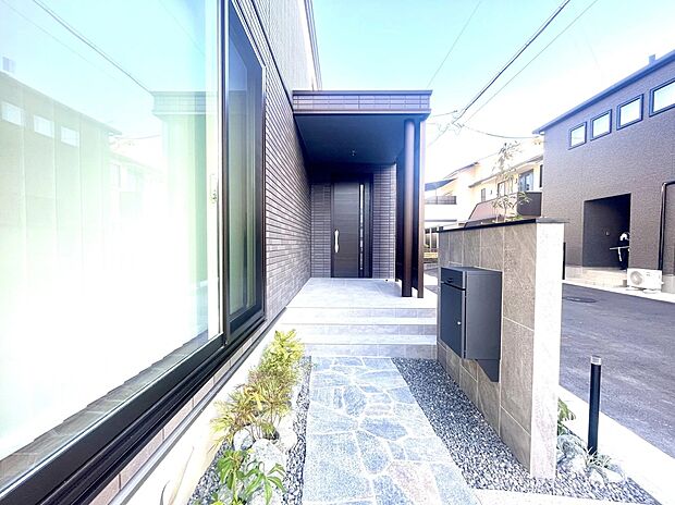 【現地外観写真】デザイン性のある玄関が、毎日の暮らしに彩りを添えてくれます！