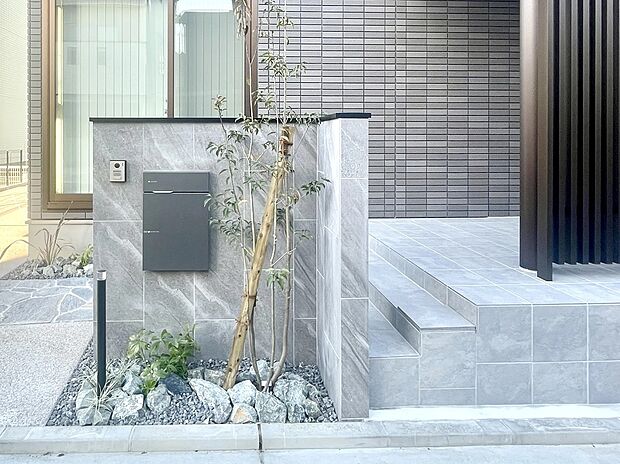 【現地外観写真】スタイリッシュな門構えが、帰るたびに気分を高めてくれますね♪