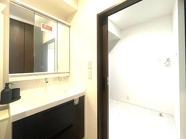 【洗面台・洗面所】広々とした洗面所で、毎日の身支度もゆったり行えます。
