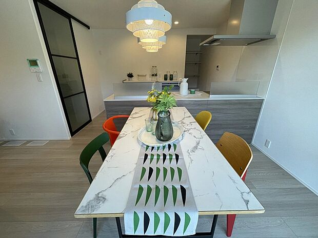 【リビング】対面式キッチンでリビングとの一体感があり、ご家族との会話を楽しみながらお料理ができます。毎日の家事時間も心地よく過ごせますね♪