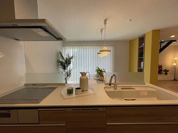 【キッチン】食器洗い乾燥機やIHコンロを備えたキッチンで、家事負担を軽減しながら快適にお料理を楽しめます。