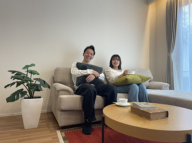 LDKの南側に面した大開口からお庭のガーデニング風景、家庭菜園、お子様が遊んでいる風景を眺めれることは何事にも代えがたいお家での大切な思い出となります♪