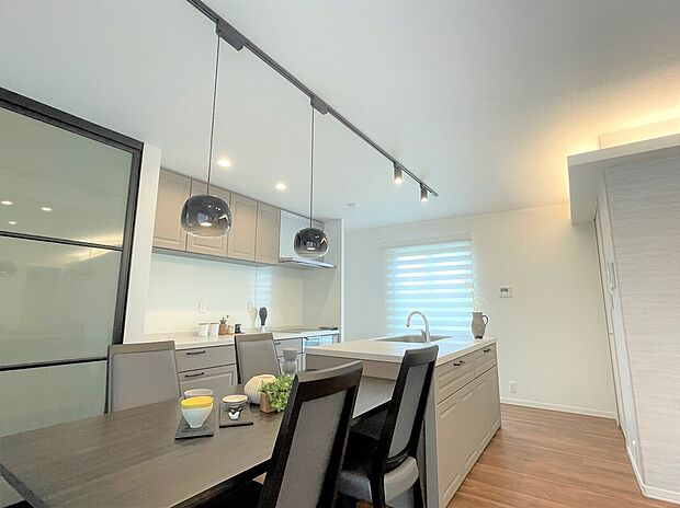 キッチンの横にはダイニングテーブルを置くこと可能！最近流行のパントリーも完備♪