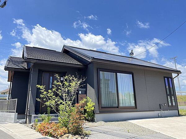 深みのあるグレーの外観で落ち着いたモダンなデザイン！