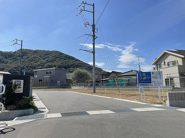 ~・~新たな大地へ!!新居への夢が広がります~・~
住宅内へ続く道路は、広くきれいに舗装され道幅十分!!
ここから広がる暮らしの輪を思い描いてみてはいかがですか?