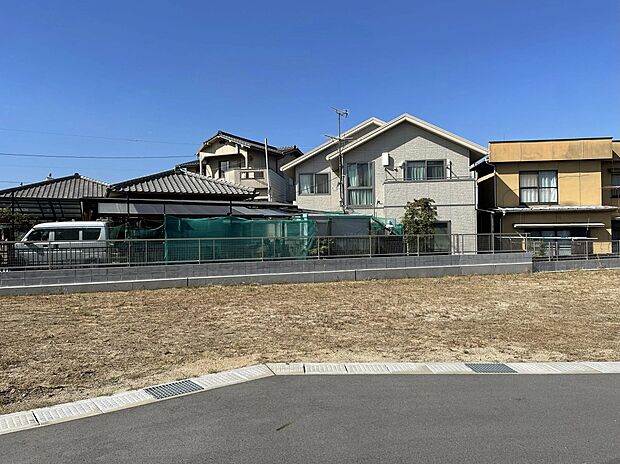 2号地
敷地面積:169.17m2(51.17坪)大通りから少し入る為、小さなお子様がお庭で遊んでいても車通りが少なくて安心!!小学校が近いのも嬉しい立地です。ファミリーにおすすめ!