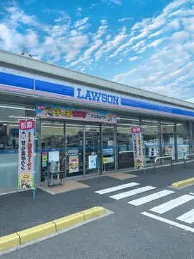ローソン福山春日町七丁目店　410m（徒歩5分）
徒歩圏内にコンビニがあるのは嬉しい立地です。
小腹が空いた時、急に必要な物ができた時などでも安心。