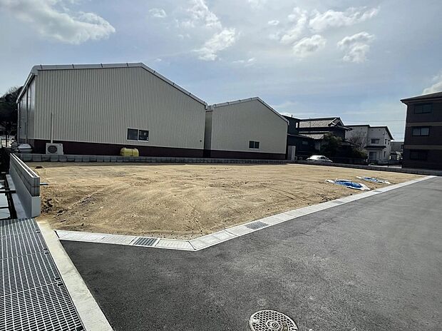 【現地外観画像】東側２区画/広々とした区画で夢のマイホームが実現できます。保育施設や小学校、公園も近いので、のびのびと子育てできること間違いなし！