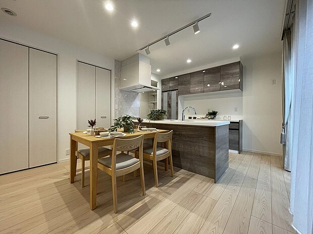 ダイニングと一体感のある対面キッチンで、家族との時間を楽しめる心地よい空間。