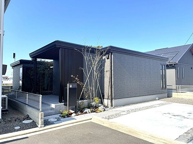 モダンなデザインと自然が調和する、スタイリッシュな外観。