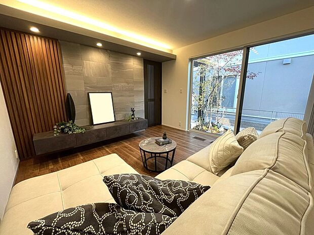 木格子と石目タイルが”大人かわいい”落ち着いたリビング！