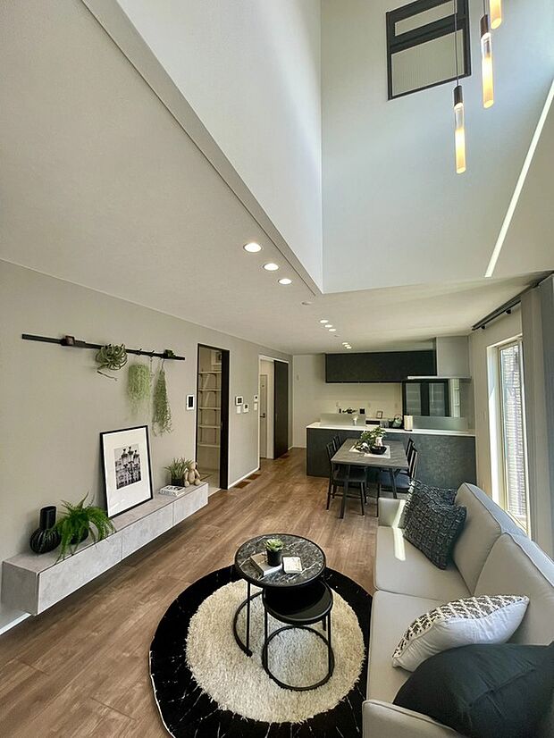 リビング・ダイニング・キッチンが一体となった開放的なLDK。どこにいても家族の気配を感じられ、自然とコミュニケーションが生まれる心地よい空間です。