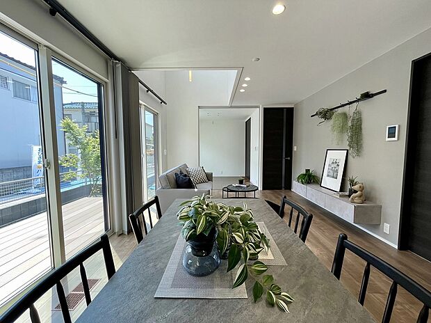 東西に広がるLDKは、南面の採光により明るく開放感のある心地よい空間を実現。