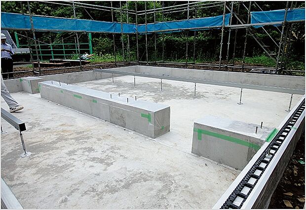 ベタ基礎(2×6)
液状化に強い、建物を面で支えるベタ基礎。