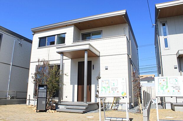 大型商業施設から地域のショップまで、徒歩圏内で暮らしが整う街♪
◆シンプルで洗練された外観デザイン◆
街並みに調和しながらも存在感のあるスタイリッシュな住まい◎