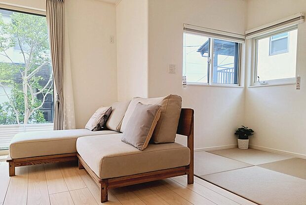 大きな窓から光が差し込む明るいリビング。
開放感あふれる空間で、家族の時間をゆったり過ごせます。